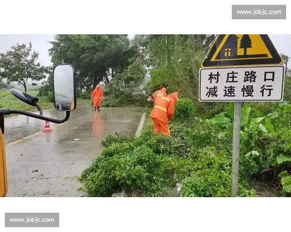 超强台风逼近多个沿海城市防灾工作全面展开民众紧急疏散防范风暴袭击